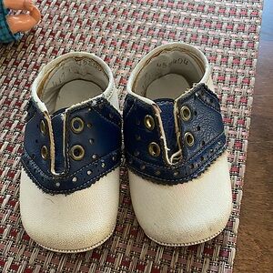 Vintage baby shoes! BABY DEER baby boy faux leather navy and white.